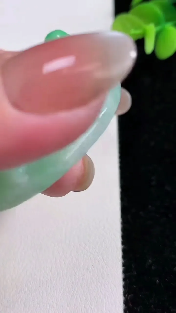 天然A货翡翠年年有余吊坠，尺寸50.8-15，重:62.69g
12月14日