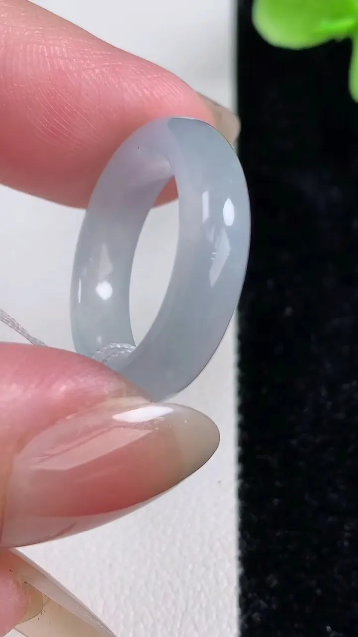 天然A货翡翠紫罗兰指环戒指，尺寸17.8-5.3-3.4，重量:4.02g2025年12月14日
工厂直销收藏佳品,种好水足，色泽均匀，有种有色，上手高大气！