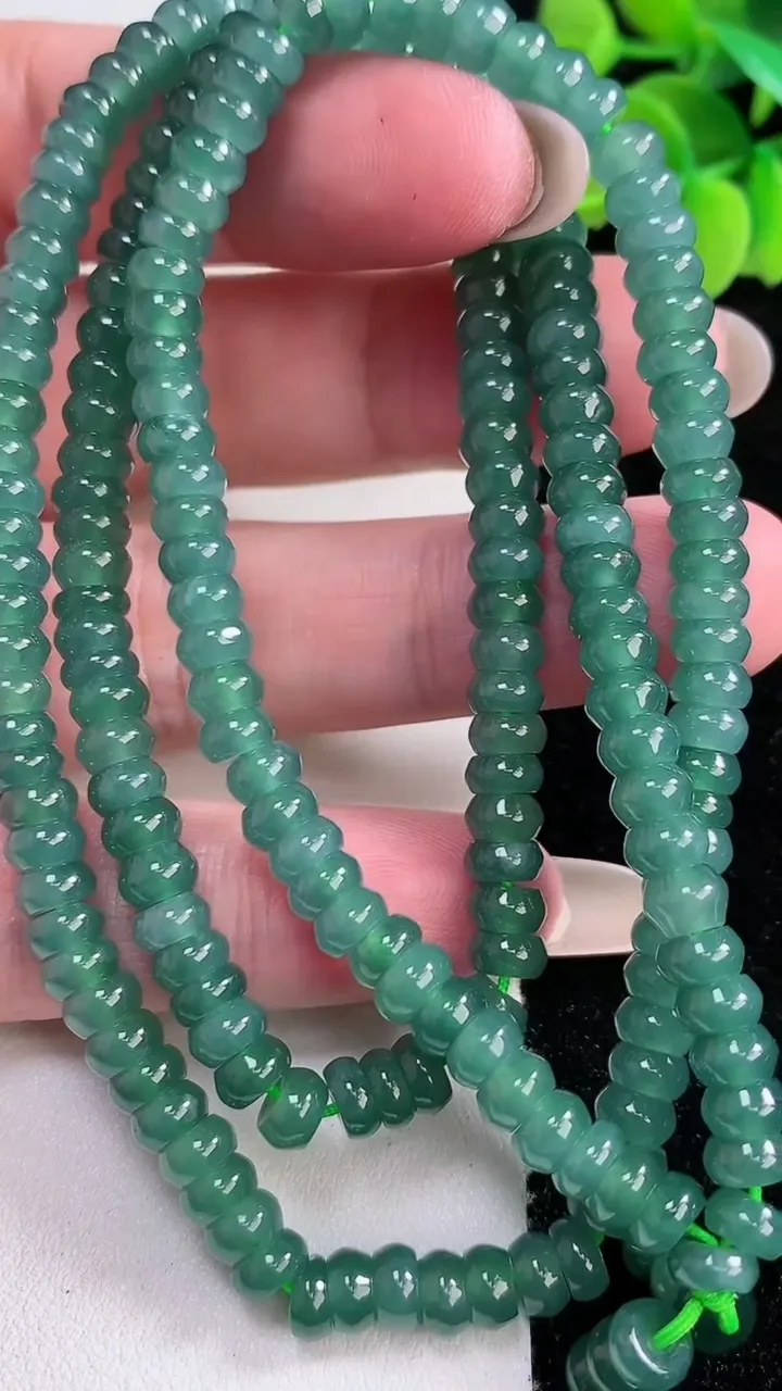 天然A货翡翠算盘珠项链，尺寸5.5，重:42.62g12月14日
工厂直销收藏佳品,种好水足，色泽均匀，有种有色，上手高大气！