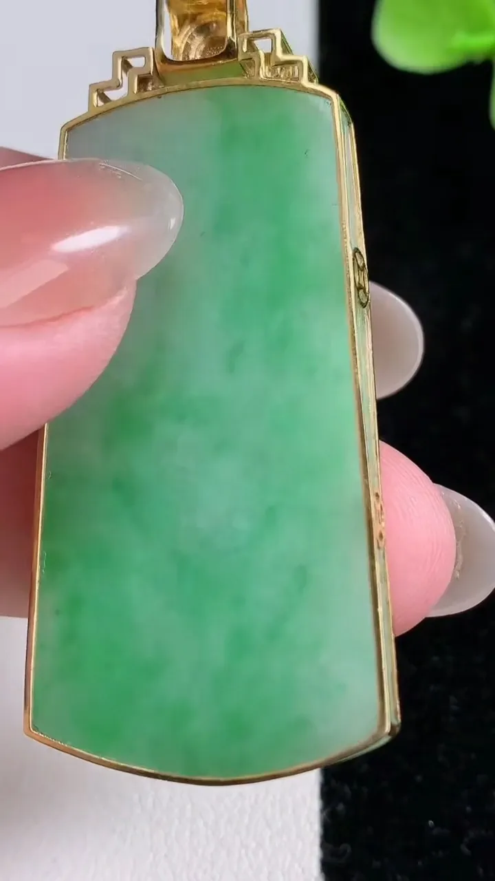 天然A货翡翠无事牌吊坠，尺寸54.6-44-24-4.8，重量:15.76g
12月14日