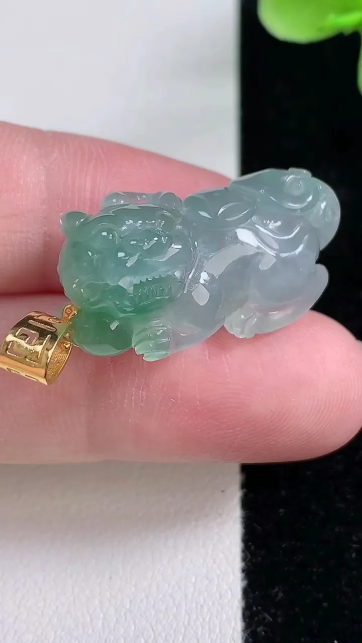 天然A货翡翠种飘花貔貅吊坠，尺寸28.2-13.5-10.4，重量:8.64g
12月14日