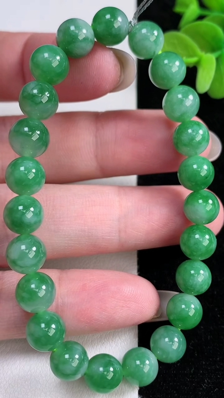 天然A货翡翠圆珠手串，尺寸7.8-23颗，重量:21.56g12月14日
工厂直销收藏佳品,种好水足，色泽均匀，有种有色，上手高大气！