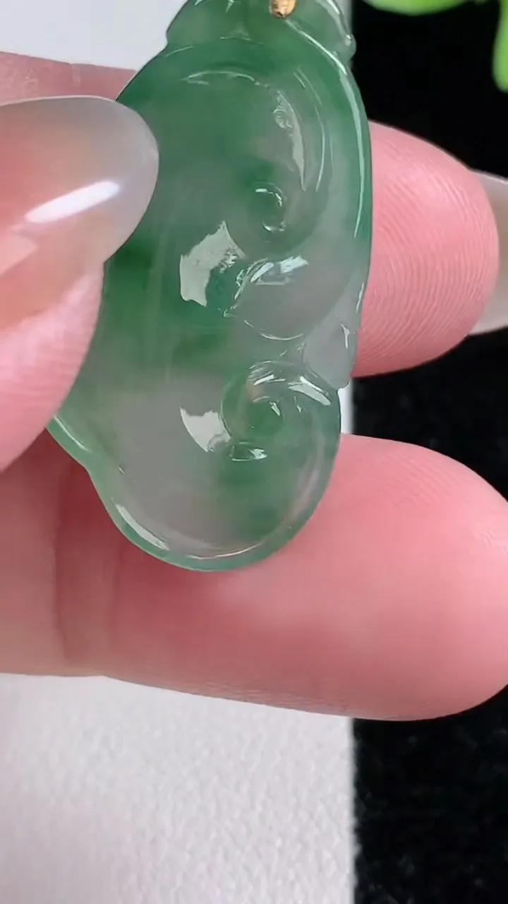 天然A货翡翠如意吊坠，尺寸30.7-18-3.7，重量:4.37g
12月14日