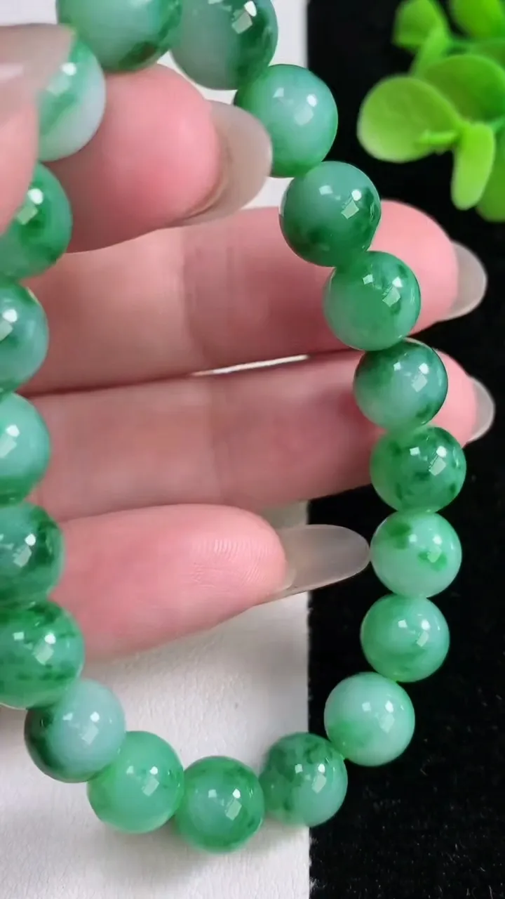 天然A货翡翠圆珠手串，尺寸8.8-20颗，重量:27.69g12月14日
工厂直销收藏佳品,种好水足，色泽均匀，有种有色，上手高大气！