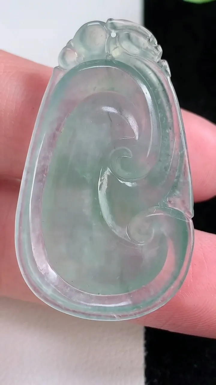 天然A货翡翠如意吊坠，尺寸42-25.2-6.7，重量:10.71g
12月14日