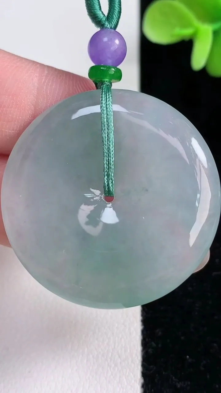 天然A货翡翠冰种飘花平安扣吊坠，尺寸35.8-5.7，重量:16.42g
12月14日