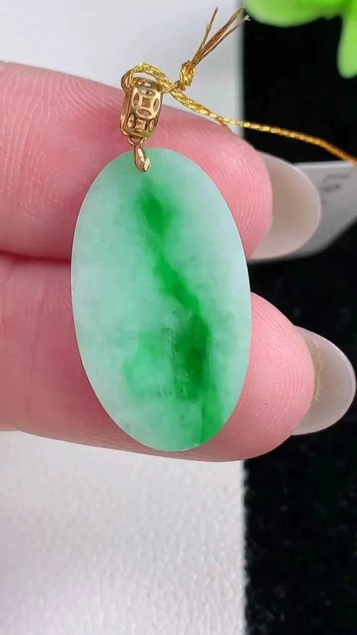 天然A货翡翠无事牌吊坠，尺寸23.7-14-2.3，重量:2.53g
12月14日