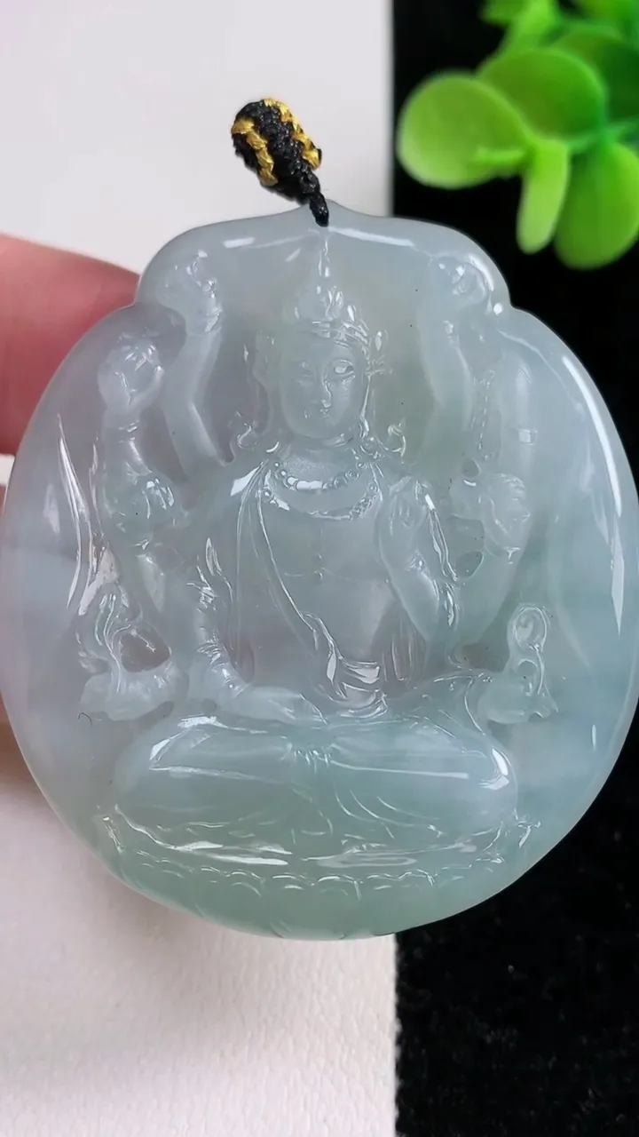 天然A货翡翠冰种飘花千手观音吊坠，尺寸52-45.2-5.5，重量:28.82g
12月14日