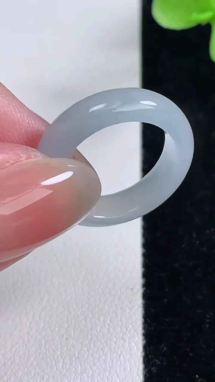 天然A货翡翠紫罗兰指环戒指，尺寸17.8-5.3-3.4，重量:4.02g2025年12月14日
工厂直销收藏佳品,种好水足，色泽均匀，有种有色，上手高大气！