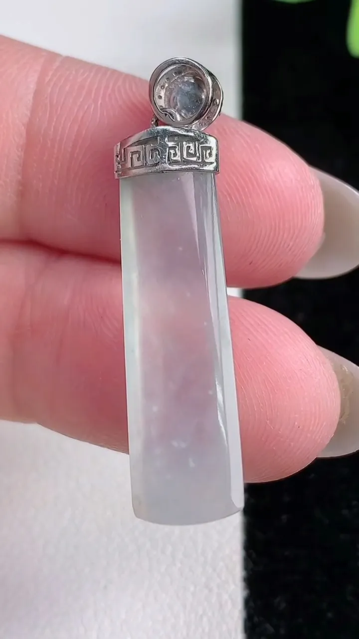 天然A货翡翠种白冰无事牌吊坠，尺寸30.4-8.5-3.8，重量:3.35g
12月14日