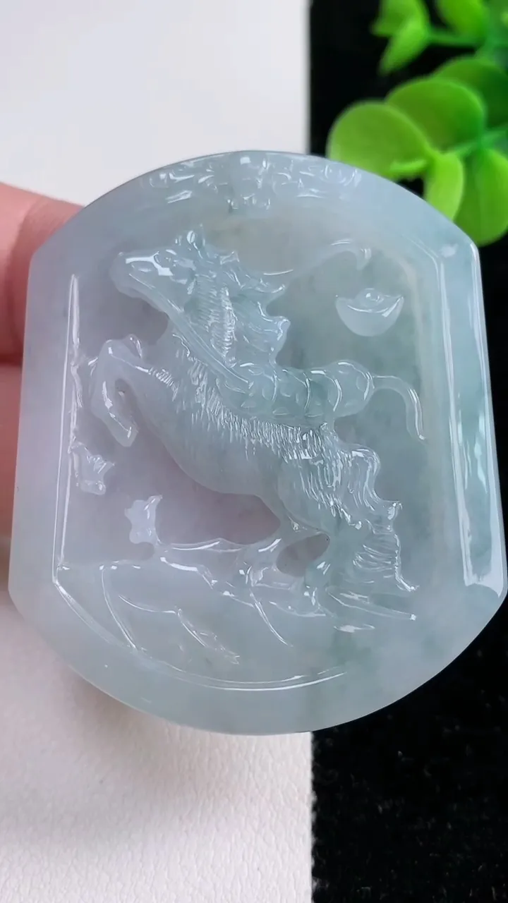 天然A货翡翠飘花生肖马吊坠，尺寸53.2-45.2-4.2，重量:25.15g
12月14日