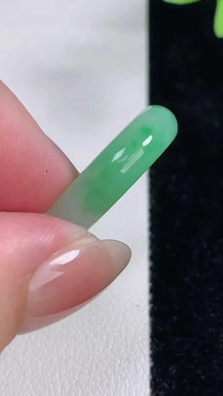 天然A货翡翠指环戒指，尺寸17.8-5.6-3.5，重量:4.13g2025年12月14日
工厂直销收藏佳品,种好水足，色泽均匀，有种有色，上手高大气！