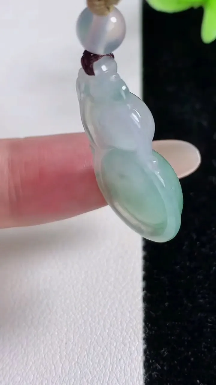 天然A货翡翠葫芦吊坠，尺寸31.4-16.7-6，重量:7.03g
12月14日