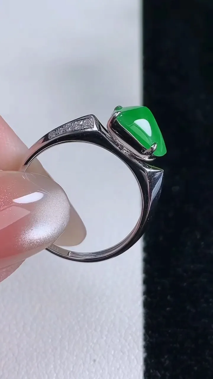 天然A货翡翠随形戒指，尺寸17.6-8.4-5-7.2，重量:1.98g2025年12月14日
工厂直销收藏佳品,种好水足，色泽均匀，有种有色，上手高大气！