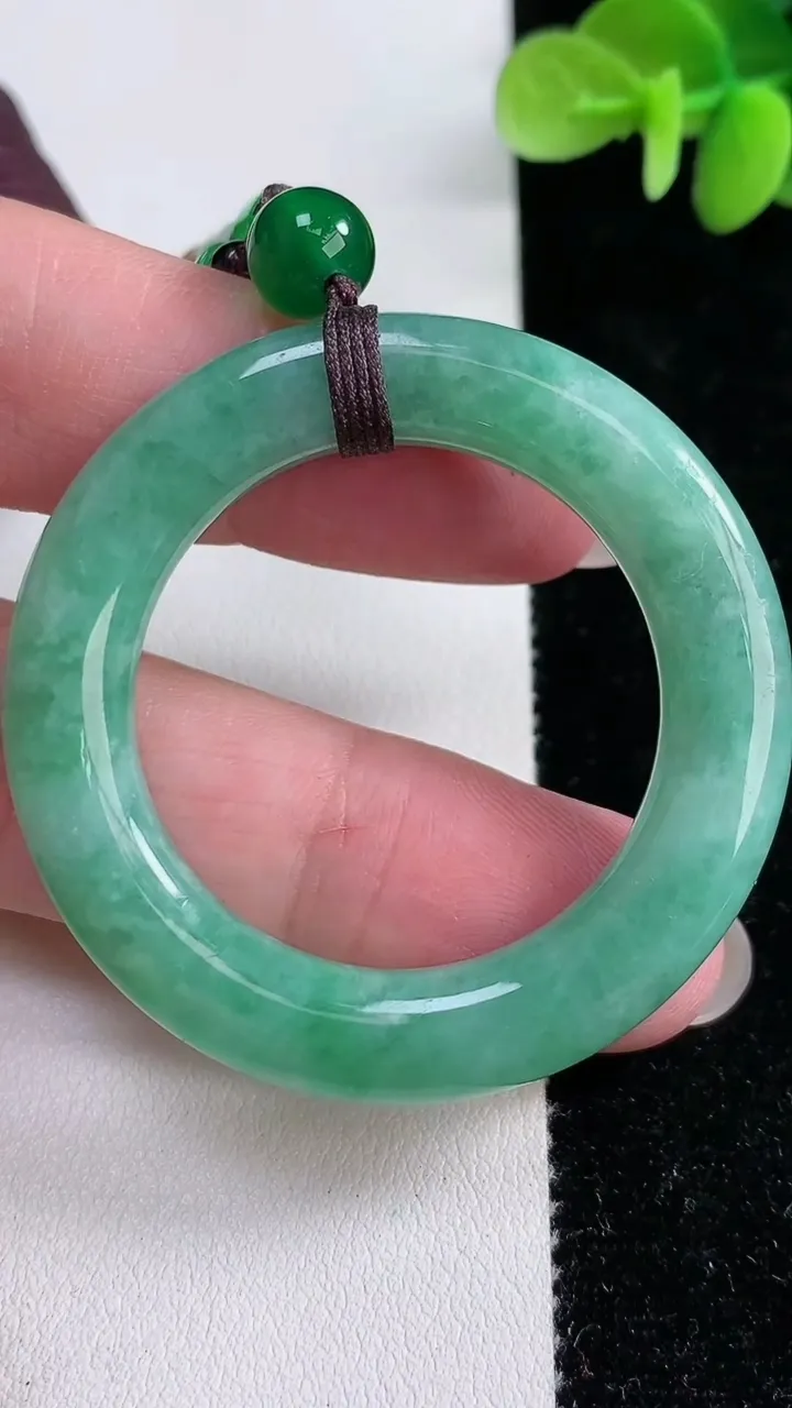 天然A货翡翠平安环吊坠，尺寸48.5-7.2，重:19.36g
12月14日