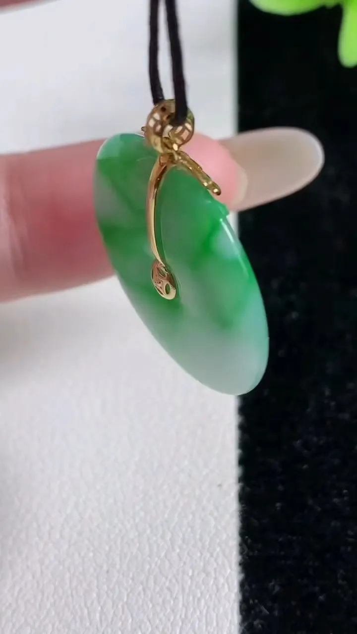 天然A货翡翠平安扣吊坠，尺寸25.6-3.5，重量:5.68g
12月14日