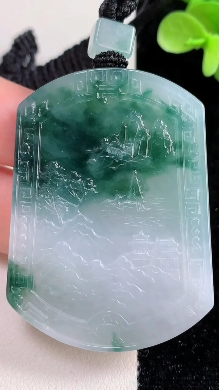 天然A货翡翠牌吊坠，尺寸55-41.2-5.3，重量:37.10g
12月14日