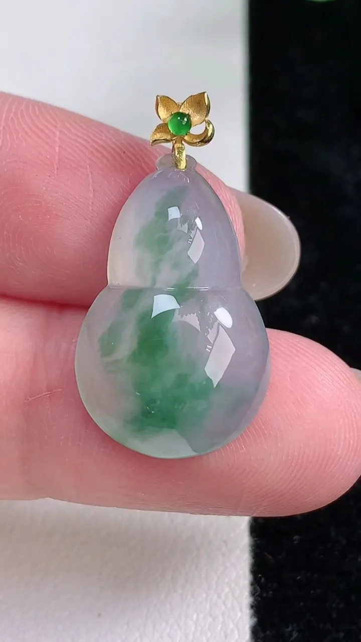 天然A货翡翠种飘花葫芦吊坠，尺寸23.2-15-5.2，重量:3.28g
12月14日