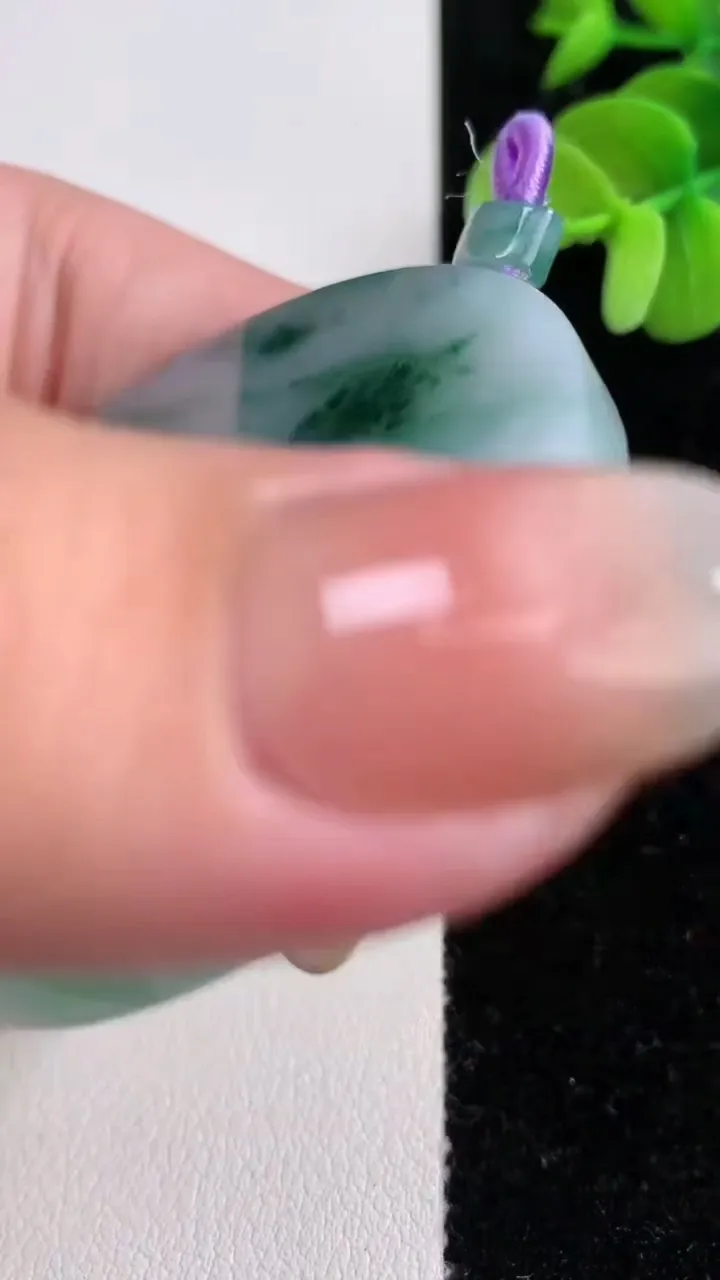 天然A货翡翠飘花无事牌吊坠，尺寸54-5.5，重量:45.20g
12月14日