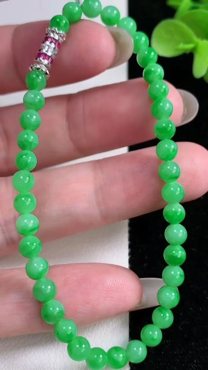 天然A货翡翠圆珠手串，尺寸4.3-38颗，重量:8.29g12月14日
工厂直销收藏佳品,种好水足，色泽均匀，有种有色，上手高大气！