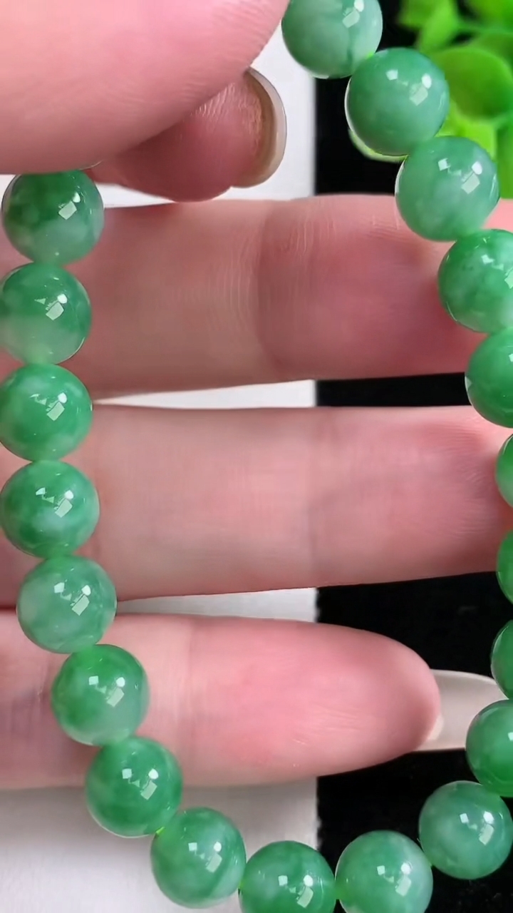 天然A货翡翠圆珠手串，尺寸7.8-23颗，重量:21.56g12月14日
工厂直销收藏佳品,种好水足，色泽均匀，有种有色，上手高大气！