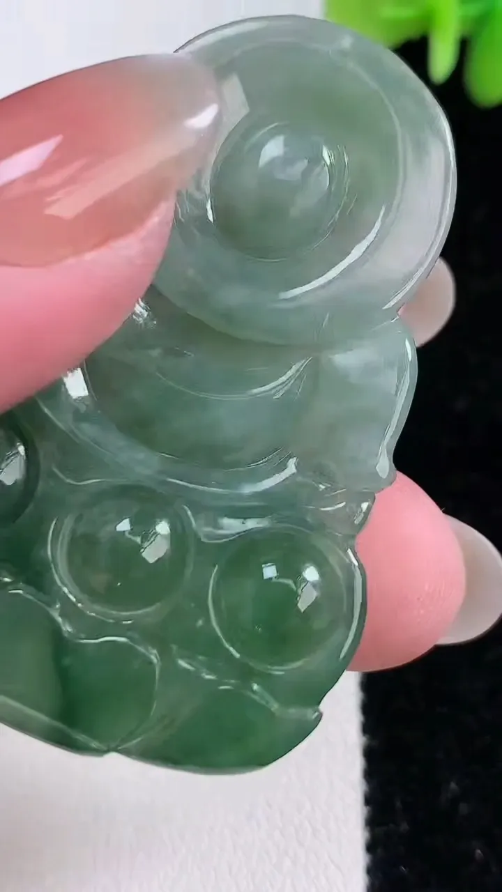 天然A货翡翠观音菩萨吊坠，尺寸52.8-34-6.3，重:18.24g
12月14日