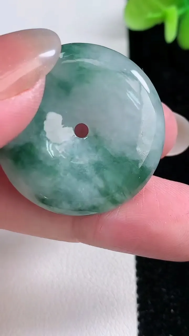 天然A货翡翠飘花平安扣吊坠，尺寸32.4-5.3，重:12.07g
12月14日