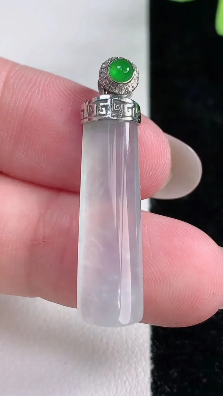 天然A货翡翠种白冰无事牌吊坠，尺寸30.4-8.5-3.8，重量:3.35g
12月14日