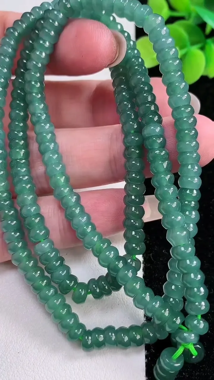天然A货翡翠算盘珠项链，尺寸5.5，重:42.62g12月14日
工厂直销收藏佳品,种好水足，色泽均匀，有种有色，上手高大气！