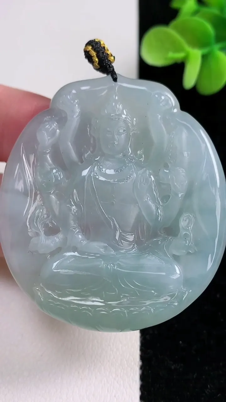 天然A货翡翠冰种飘花千手观音吊坠，尺寸52-45.2-5.5，重量:28.82g
12月14日