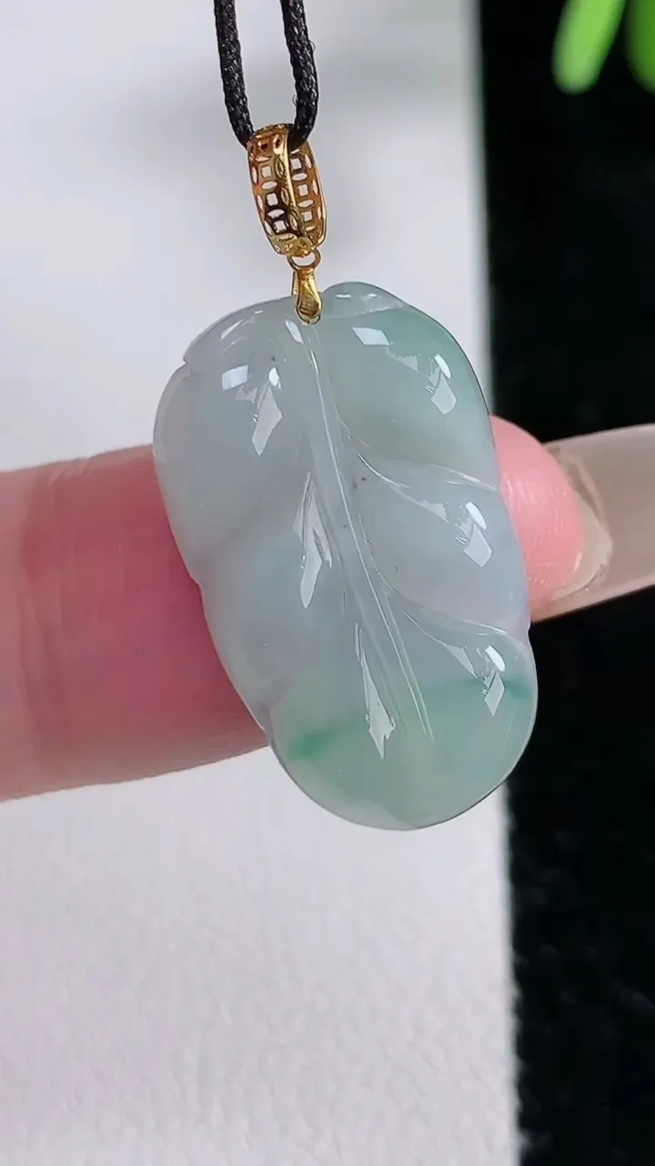 天然A货翡翠18K金飘花金枝玉叶 叶子吊坠，尺寸22.6-14-3.4，重:2.15g
12月14日