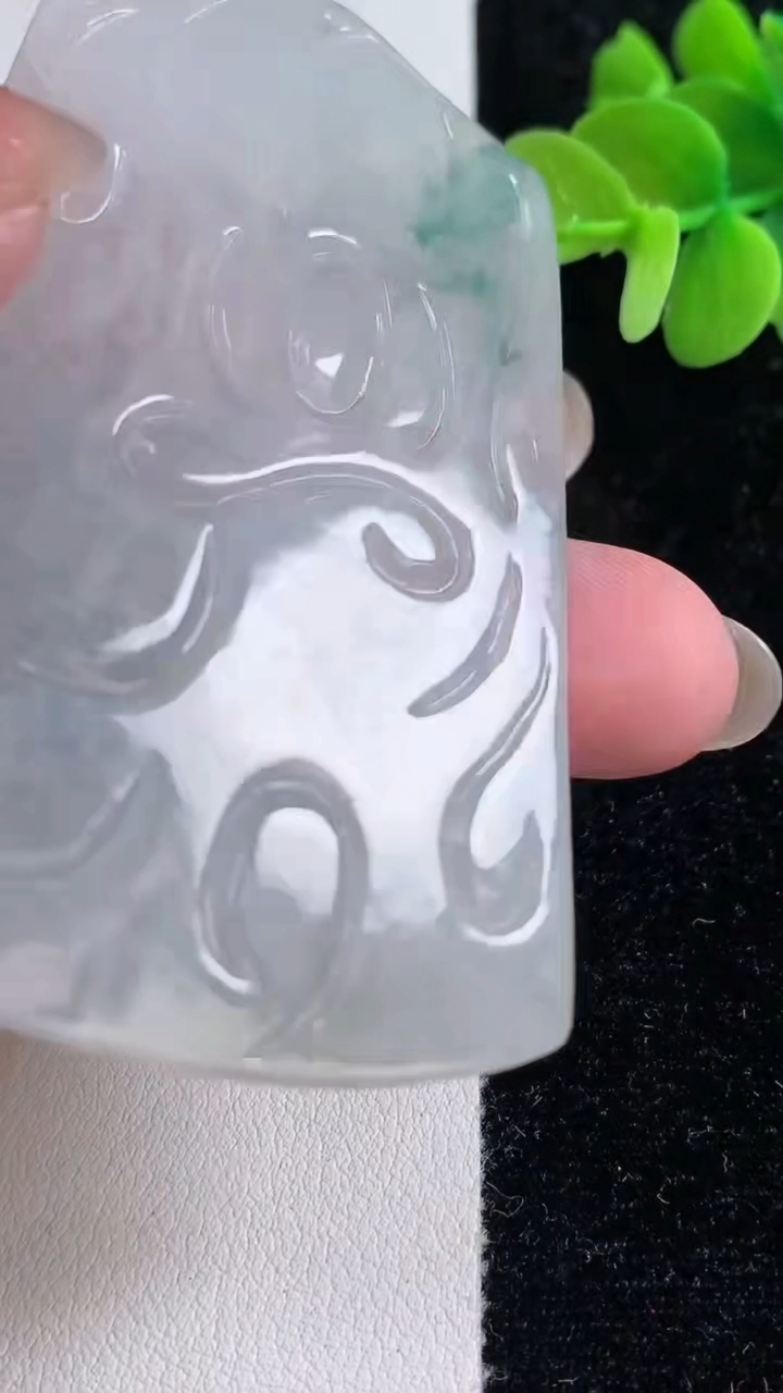 天然A货翡翠冰种飘花文殊菩萨吊坠，尺寸71.6-46.2-4.2，重量:35.25g
12月14日