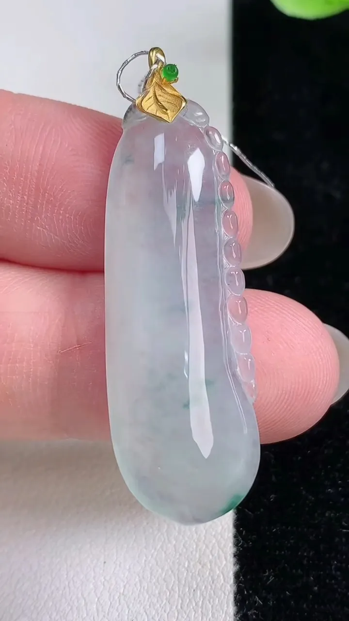 天然A货翡翠种飘花福瓜吊坠，尺寸39-13.5-5.2，重量:5.70g
12月14日