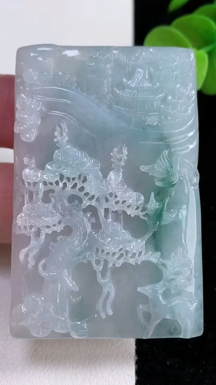 天然A货翡翠牌吊坠，尺寸60-38.6-5.3，重量:32.06g
12月14日