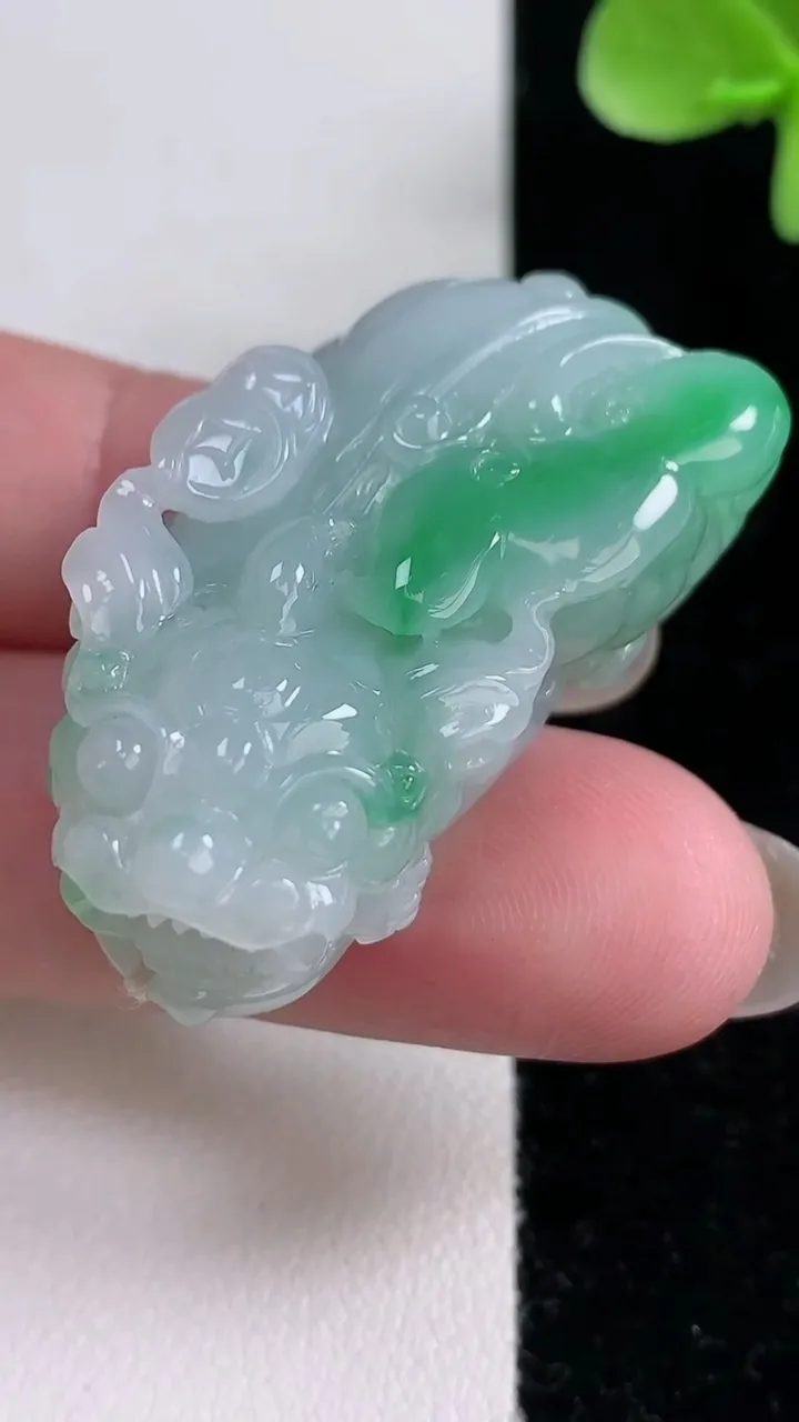 天然A货翡翠貔貅吊坠，尺寸40-21.8-14.6，重量:26.82g
12月14日