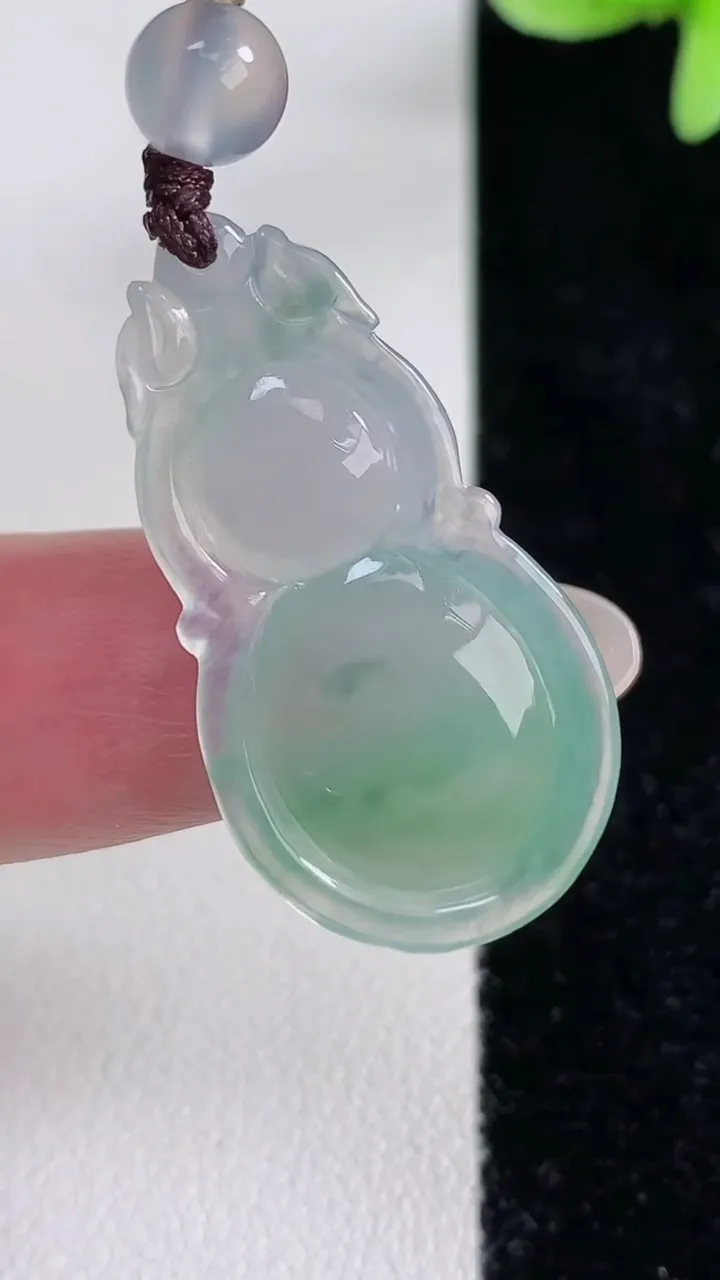 天然A货翡翠葫芦吊坠，尺寸31.4-16.7-6，重量:7.03g
12月14日