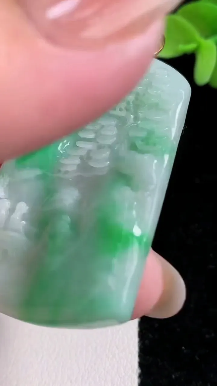 天然A货翡翠山水牌吊坠，尺寸48.8-33-5，重量:24.22g
12月14日