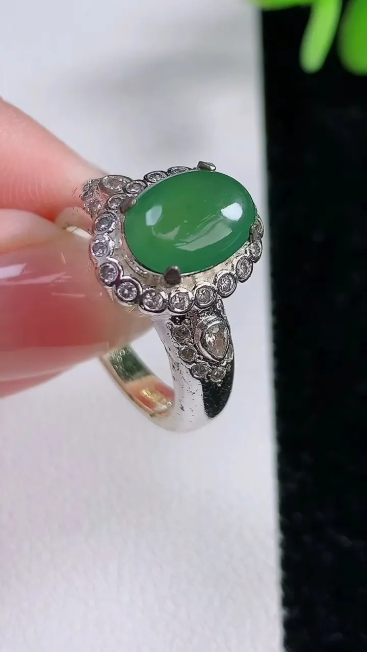 天然A货翡翠蛋面戒指，尺寸13-12，重:9.40g2025年12月14日
工厂直销收藏佳品,种好水足，色泽均匀，有种有色，上手高大气！