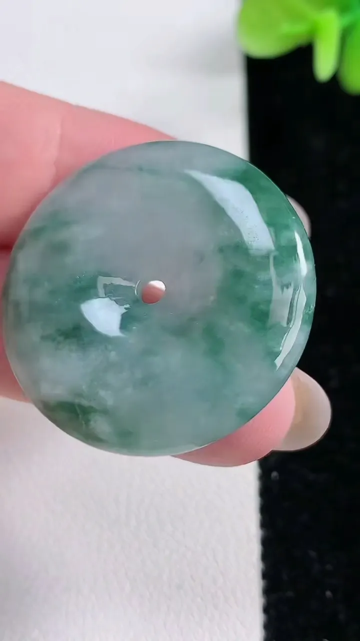 天然A货翡翠飘花平安扣吊坠，尺寸32.4-5.3，重:12.07g
12月14日