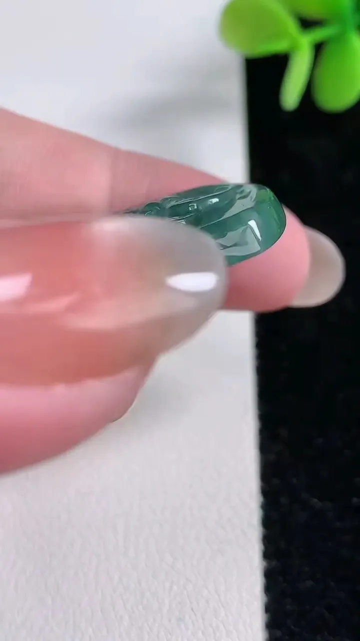 天然A货翡翠蓝水生肖牛吊坠，尺寸40-31.6-6，重:14.03g
12月14日