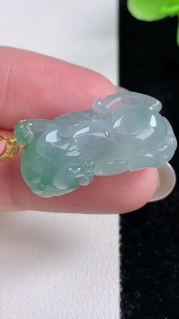 天然A货翡翠种飘花貔貅吊坠，尺寸28.2-13.5-10.4，重量:8.64g
12月14日