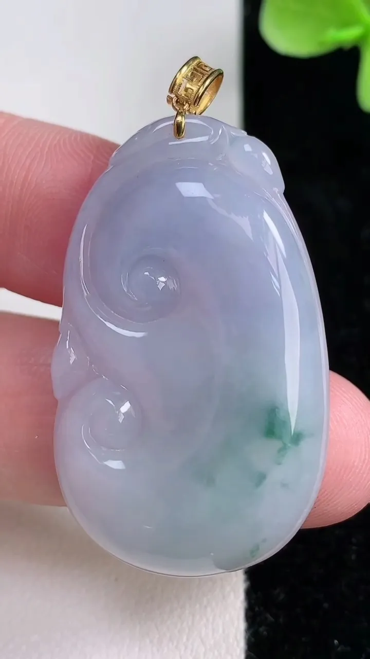 天然A货翡翠18K金紫罗兰飘花如意吊坠，尺寸40.5-24.6-5，重量:10.32g
12月14日