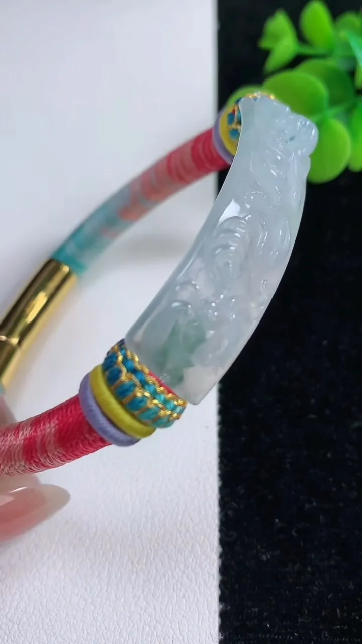 天然A货翡翠冰种飘花蝙蝠手绳，尺寸43.5-15.8-4.4，重量:19.68g
12月14日