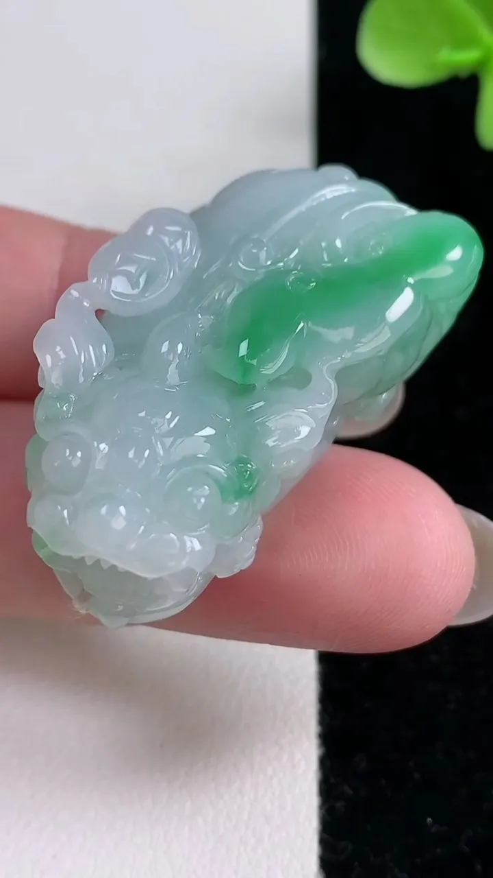 天然A货翡翠貔貅吊坠，尺寸40-21.8-14.6，重量:26.82g
12月14日