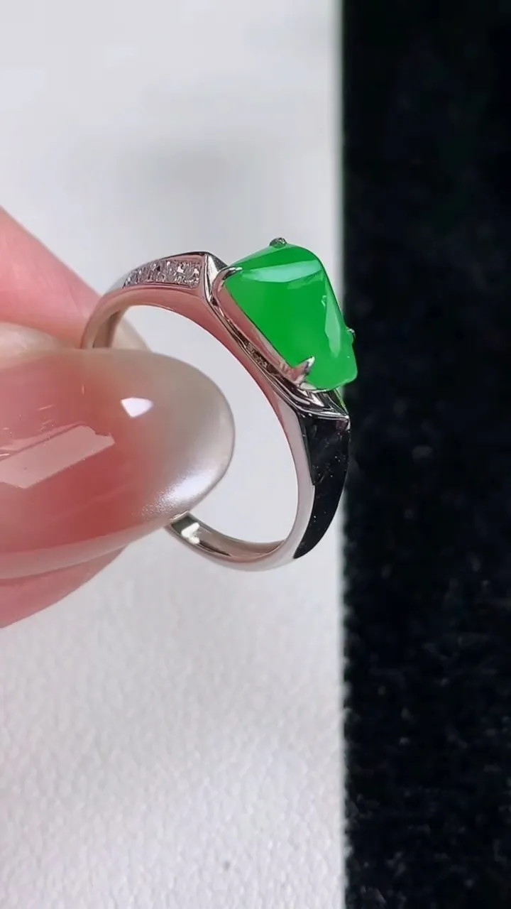 天然A货翡翠随形戒指，尺寸17.6-8.4-5-7.2，重量:1.98g2025年12月14日
工厂直销收藏佳品,种好水足，色泽均匀，有种有色，上手高大气！