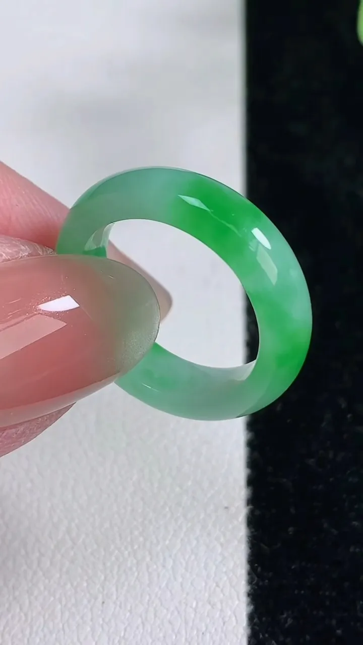 天然A货翡翠指环戒指，尺寸17-5-3，重量:3.43g2025年12月14日
工厂直销收藏佳品,种
