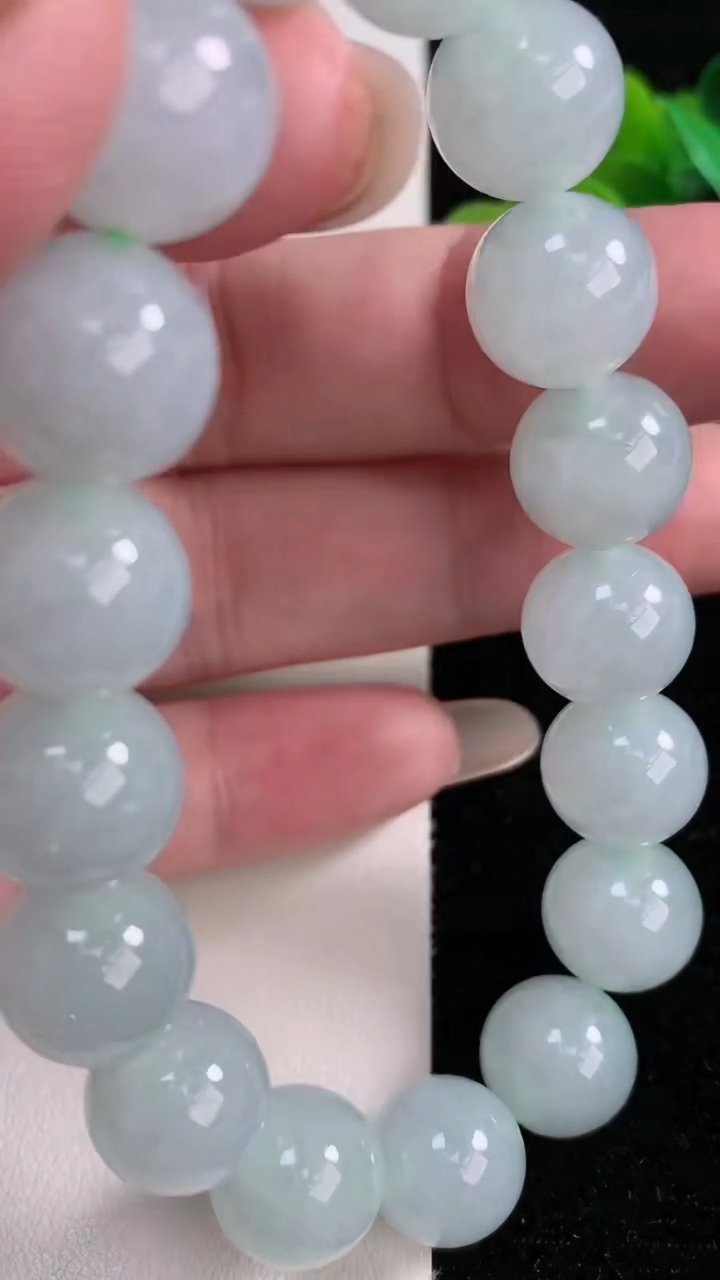 天然A货翡翠圆珠手串，尺寸11.7-17颗，重量:56.88g12月14日
工厂直销收藏佳品,种好水足，色泽均匀，有种有色，上手高大气！