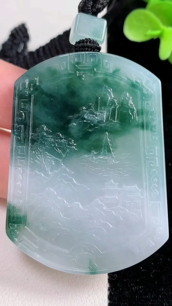 天然A货翡翠牌吊坠，尺寸55-41.2-5.3，重量:37.10g
12月14日