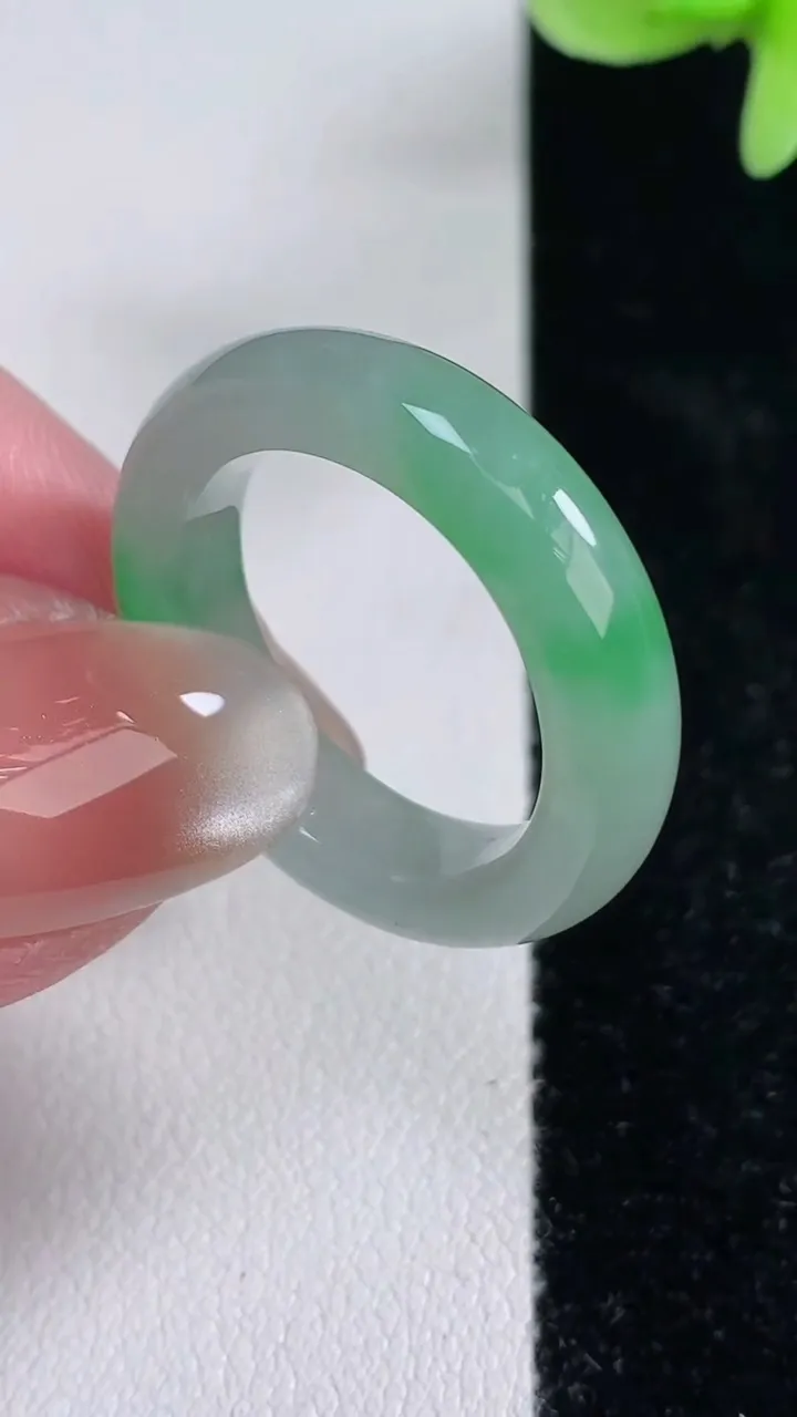 天然A货翡翠指环戒指，尺寸19.5-5.8-4，重量:5.59g2025年12月14日
工厂直销收藏