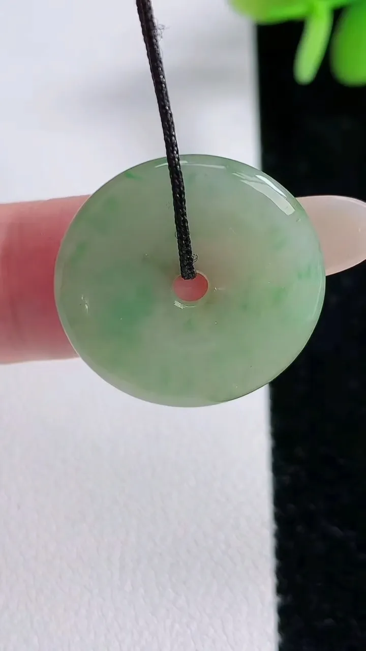 天然A货翡翠平安扣吊坠，尺寸23-3.4，重:3.64g
12月14日